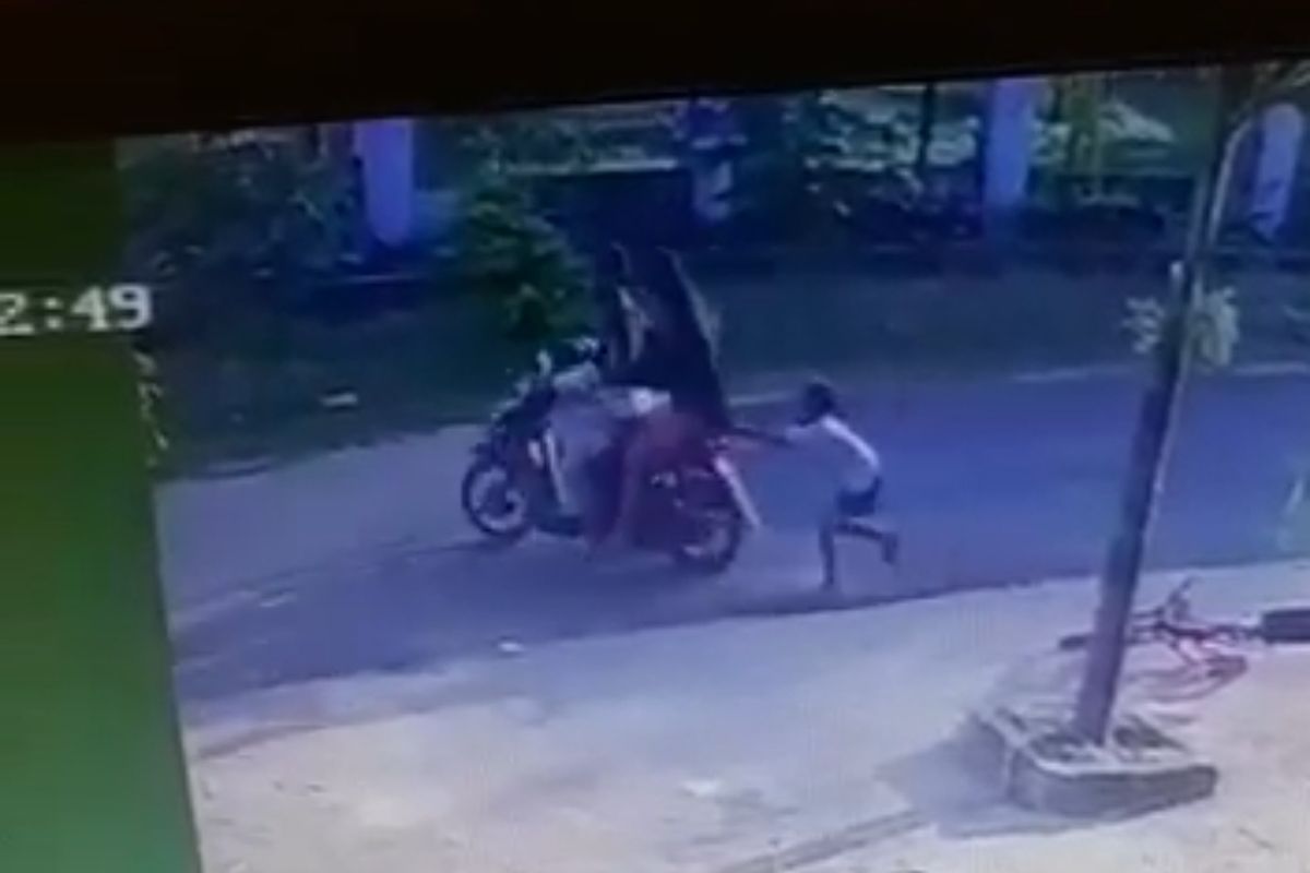 Seorang bocah menjadi korban jambret di Kepulauan Kangean, Kabupaten Sumenep, Jawa Timur, Minggu (10/4/2022).
