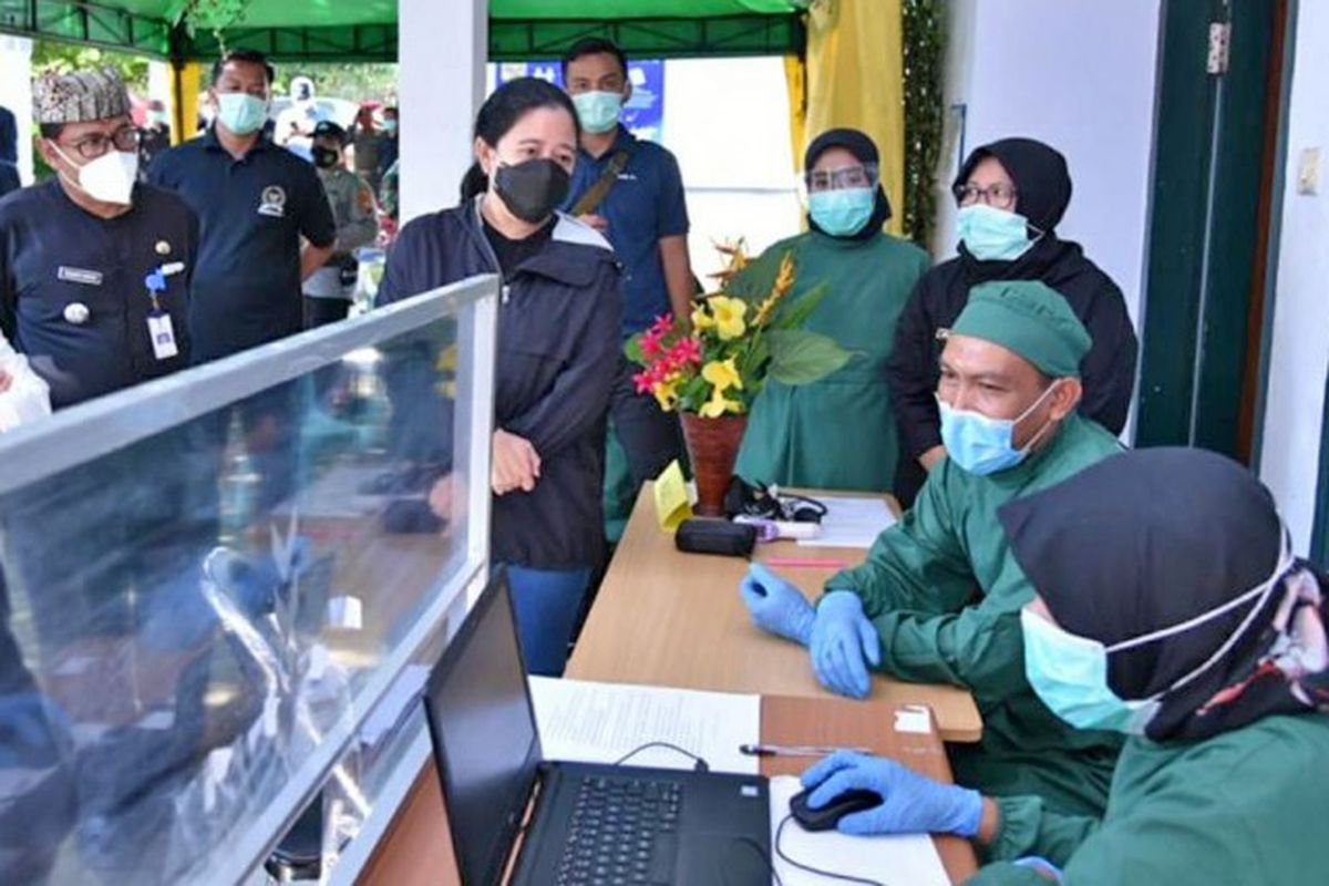 Ketua Dewan Perwakilan Rakyat (DPR) Republik Indonesia (RI) Puan Maharani saat meninjau pelaksanaan vaksinasi di Puskesmas Kabat, Banyuwangi, Jawa Timur, Selasa (2/3/2021).