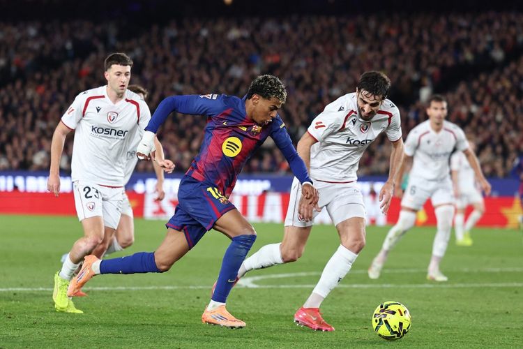 Lamine Yamal dibayangi Alejandro Catena dalam pertandingan sepak bola Liga Spanyol antara FC Barcelona vs Osasuna di Stadion Camp Nou di Barcelona pada 13 Desember 2025. (Foto oleh Josep LAGO / AFP)