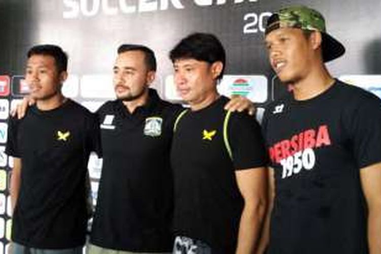 Pelatih Persiba Balikpapan Jaino Matos (dua dari kiri), dalam sesi foto bersama sebelum pertandingan, Jumat (28/10/2016).
