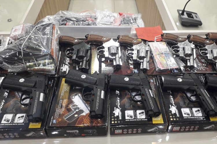 Evidence of illegal weapons that were secured by the police since the arrest of the three suspects was displayed at a press conference at the Tanjung Priok Port Police Headquarters on Monday (1/21/2019).