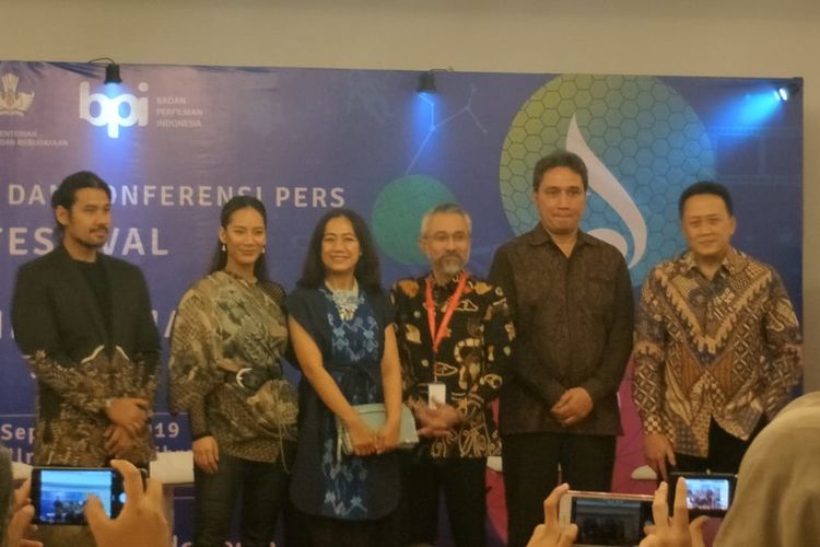 Chicco Jerikho, Tara Basro, Nia Dinata, Lukman Sardi, dan Triawan Munaf dalam jumpa pers peluncuran Festival Film Indonesia 2019 di The Tribata, Kebayoran, Jakarta Selatan, Senin (23/9/2019).