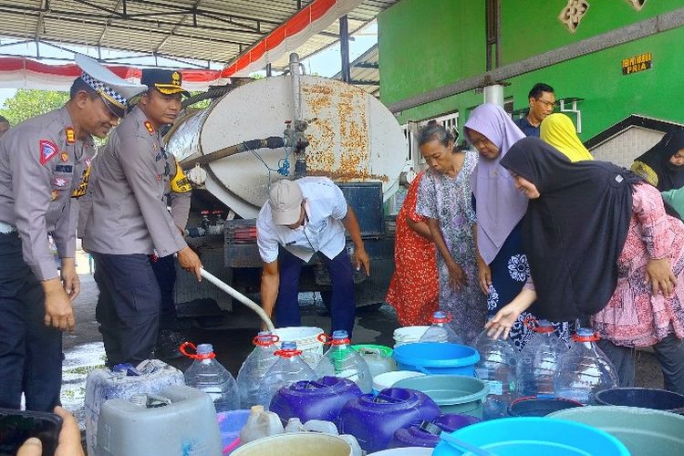 Warga Kelurahan Panggung, Kota Tegal, Jawa Tengah antre bantuan air bersih yang diberikan jajaran Satlantas Polres Tegal Kota, Rabu (6/9/2023).