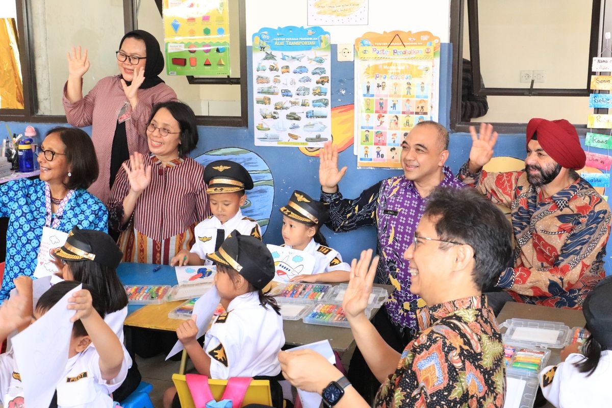 Bupati Tangerang Ahmed Zaki Iskandar mendampingi Presiden Bank Dunia Ajay Banga (paling kanan) dan Menteri Kesehatan RI, Budi Gunadi (depan kanan) berkunjung ke Desa Serdang Kulon, Kecamatan Panongan, Kabupaten Tangerang, Kamis (07/09/2023). Presiden Bank Dunia meninjau program pengentasan ekonomi dan kasus stunting di Desa Serdang Kulon.