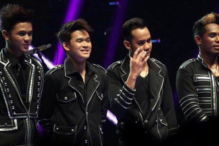 Finalis empat besar X Factor Indonesia, Nu Dimension (Ryan Tedja, kedua dari kiri), tampil pada babak Gala Show (babak eliminasi) ke-11 X Factor Indonesia, yang digelar di Studio 8 RCTI, Kebon Jeruk, Jakarta Barat, Jumat (3/5/2013) malam. 