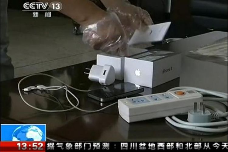 Polisi sedang menyelidiki barang bukti, yakni sebuah iPhone 4, kabel data USB, alat pengisi daya baterai, dan cable roll.
