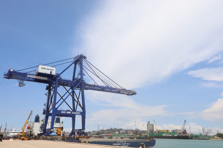 Ship to Shore (STS) Crane di Pelabuhan Batu Ampar, Batam, Kepulauan Riau (Kepri) yang didatangkan dari Korea Selatan pada April 2023 lalu, telah resmi melayani bongkar muat, Senin (4/9/2023).