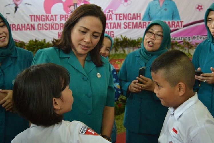 Ketua Tim Penggerak PKK Kota Semarang Krisseptiana Hendrar Prihadi berbincang dengan anak-anak