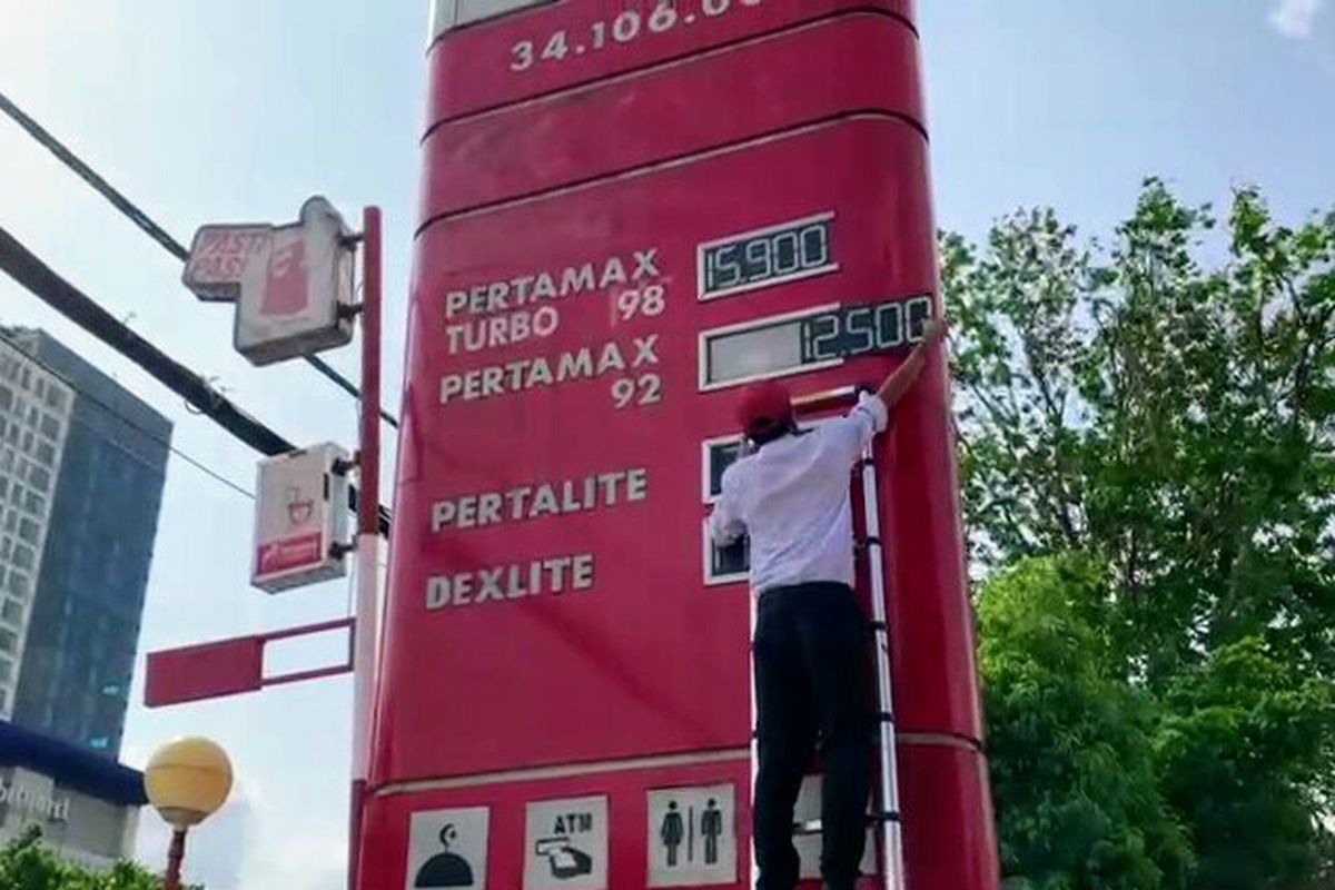 Seorang petugas SPBU di kawasan Gunung Sahari, Jakarta Pusat, mencopot papan harga bensin Pertamax 92 seiring dengan kenaikan harga BBM, Sabtu (3/9/2022). Naiknya harga BBM berimbas pada melonjaknya biaya operasional jasa angkutan logistik.
