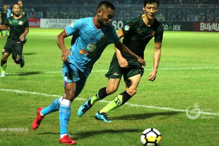 Persela Lamongan menjamu PS Tira di Stadion Surajaya, 28 Mei 2018 malam.