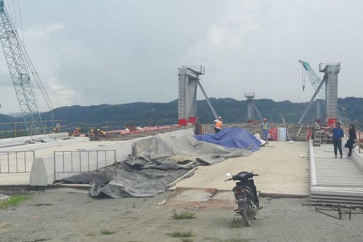 Konstruksi Jembatan Holtekamp di Jayapura per 14 November 2017.