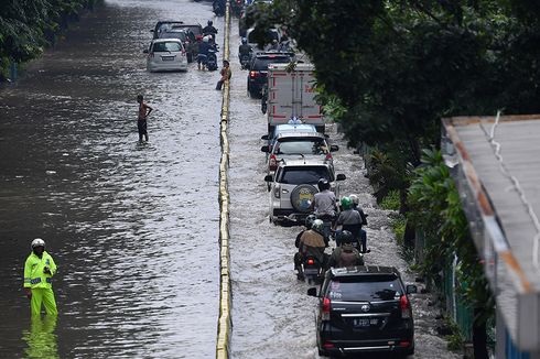Jakarta Banjir, Ingat Lagi Batas Aman Mobil Terjang Genangan Air