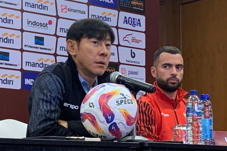 Pelatih Timnas Indonesia Shin Tae-yong dan kapten Jordi Amat berbicara di konferensi pers pada Rabu (5/6/2024) jelang laga Putaran Kedua Kualifikasi Piala Dunia 2026 kontra Irak.