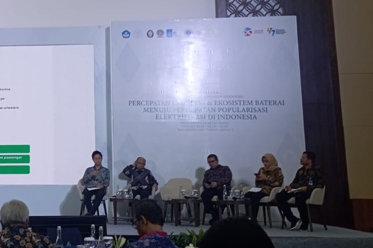 Seminar elektrifikasi di UNS Surakarta 