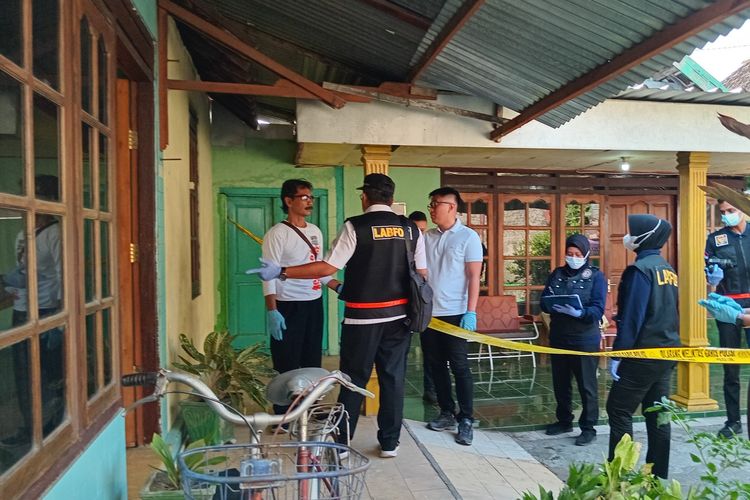 TURUN KE LOKASI&mdash;Tim Labfor Polda Jatim turun ke lokasi kasus pembunuhan Darwati, nenek pemilik kos yang ditemukan tewas mengenaskan di di Desa Beran, Kecamatan Ngawi, Kabupaten Ngawi, Jawa Timur, pada Rabu (16/10/2024) sore.