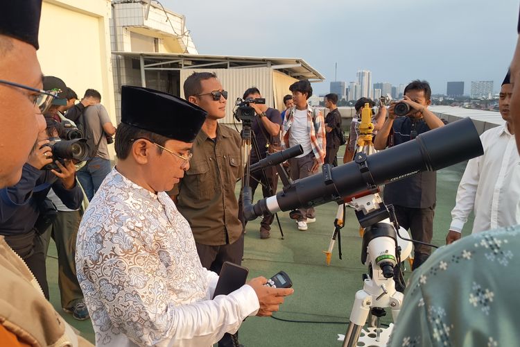 Pemantauan Hilal 1 Syawal di Kanwil Kemenag Jakarta Pakai 2 Teleskop dan 1 Theodolite