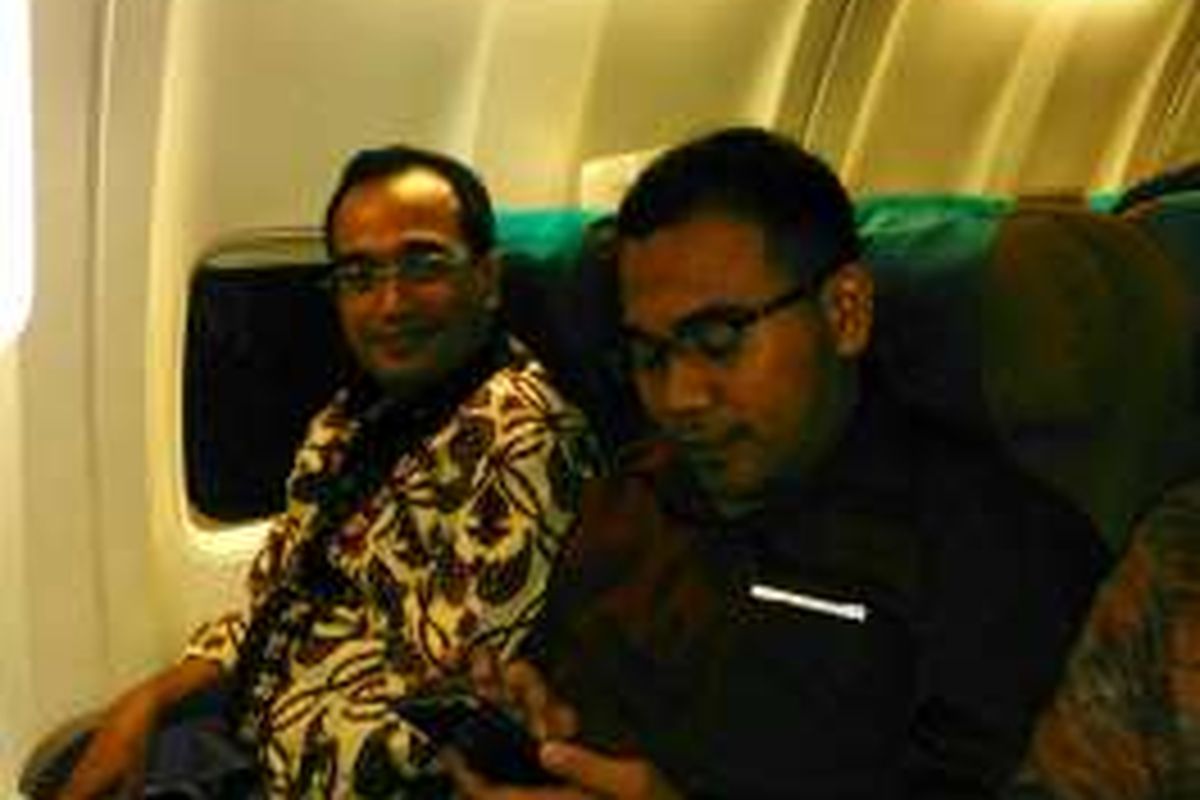 Menteri Perhubungan Budi Karya Sumadi (batik cokleat) saat penerbangan menuju Jakarta dengan pesawat kelas Ekonomi.