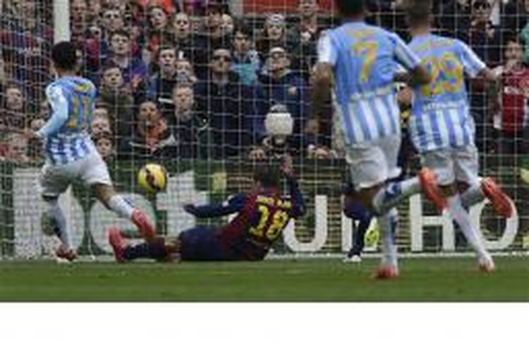 Gelandang Malaga, Juanmi (kiri), mencetak gol ke gawang Barcelona pada laga Primera Division di Camp; Nou, Sabtu (21/2/2015).