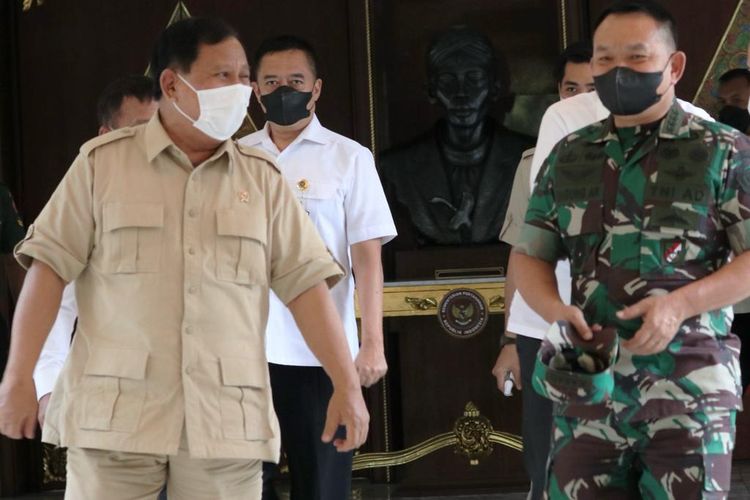 Menteri Pertahanan (Menhan) Prabowo Subianto menerima kunjungan Kepala Staf Angkatan Darat (KSAD) Jenderal Dudung Abdurachman di Kantor Kementerian Pertahanan (Kemenhan), Jakarta, Senin (7/2/2022).