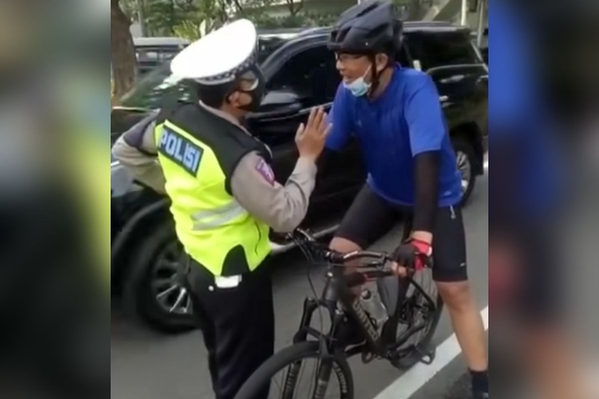 Polisi lalu lintas menegur pesepeda di Jalan Sudirman-Thamrin, karena melintas di luar jalur sepeda di atas jam 06.00 WIB. Hal ini menyusul adanya larangan melintas di jalan raya di jam tersebut. 