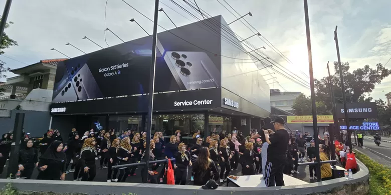 Kegiatan senam zumba yang diadakan MHI di Samsung Store Radio Dalam MHI. 
