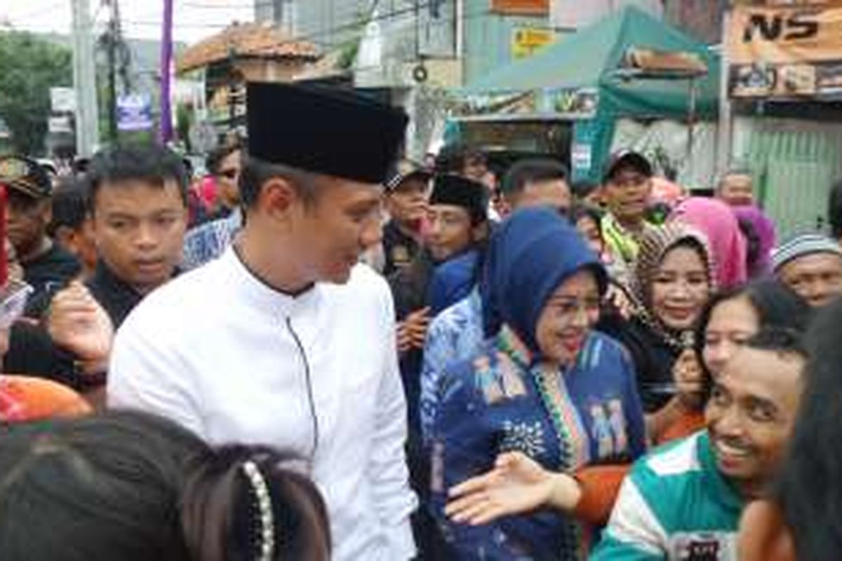 Calon gubernur dan wakil gubernur DKI Jakarta, Agus Harimurti Yudhoyono dan Sylviana Murni, menyapa warga secara bersama-sama sebelum menghadiri pertemuan dengan komunitas Betawi di Kramat Sentiong, Jakarta Pusat, Rabu (30/11/2016).