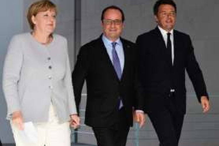Kanselir Jerman  Angela Merkel (kiri), Presiden Perancis Francois Hollande (tengah) dan Perdana Menteri Italia Matteo Renzi, bertemu di Berlin, Jerman, Senin (27/6/2016). 
