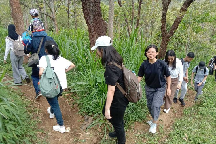 Mahasiswa PCU Surabaya melakukan ujicoba trekking dalam paket wisata jelajah desa dari Bukit Pecaringan, di Desa Jarak, Kecamatan Wonosalam, Kabupaten Jombang, Jawa Timur, Minggu (19/11/2023).