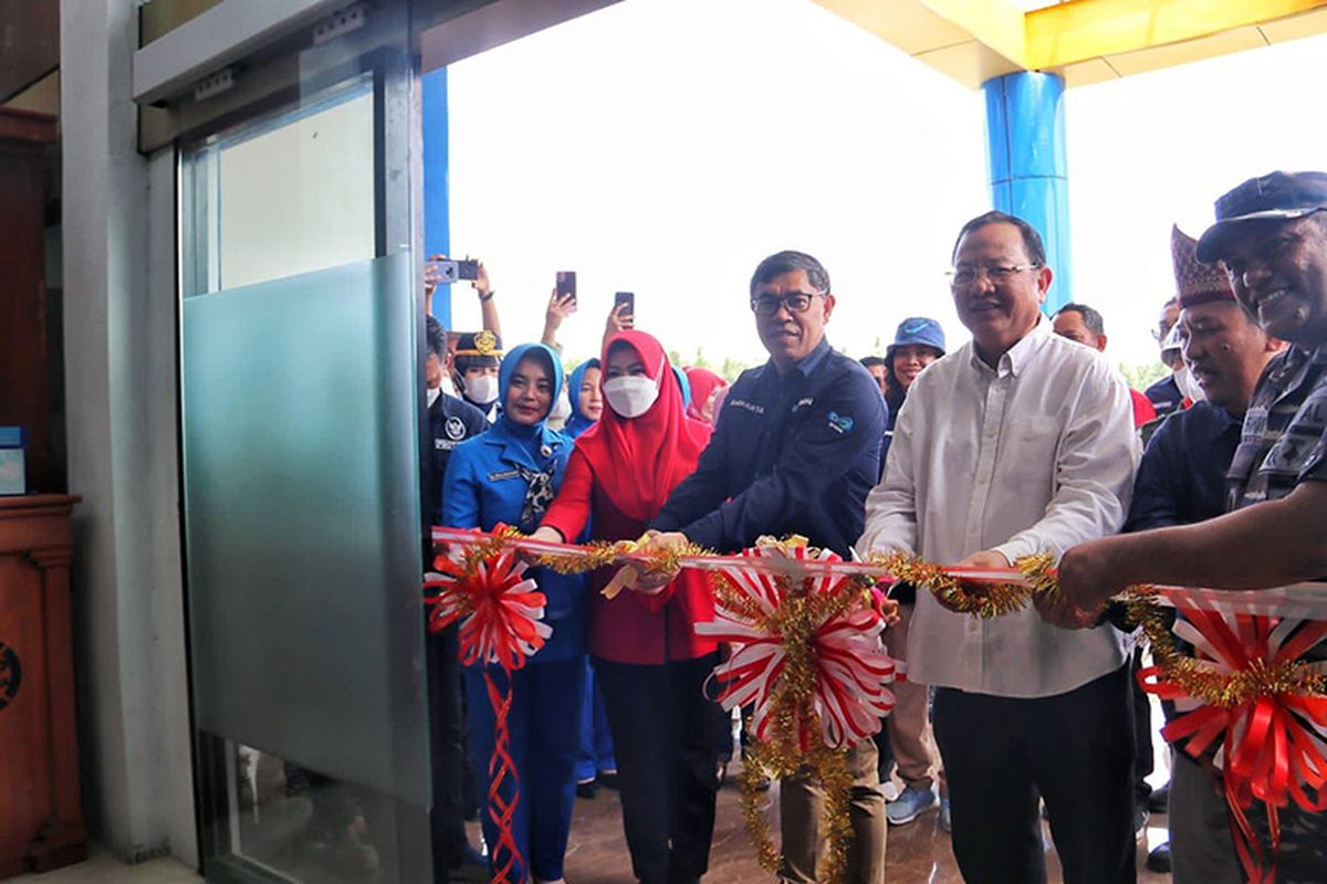 Kepala BRSDM I Nyoman Radita, Ketua Komisi IV Dewan Perwakilan Rakyat (DPR) RI Sudin, serta Bupati Tanggamus Dewi Handajani meresmikan Gedung Kampus Rintisan PSDKU Lampung, Sabtu (15/10/2022).
