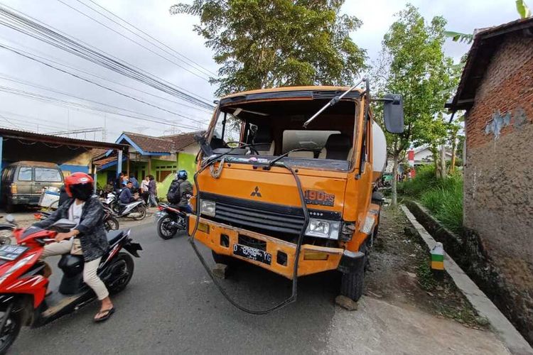 Sebuah Truk tangki yang melaju dari arah Pangalengan menuju Banjaran, Kabupaten Bandung, Jawa Barat tiba-tiba oleng dan menghantam rumah warga. Dalam insiden tersebut satu orang pengendara motor tewas seketika dan yang lainnya mengalami luka-luka.