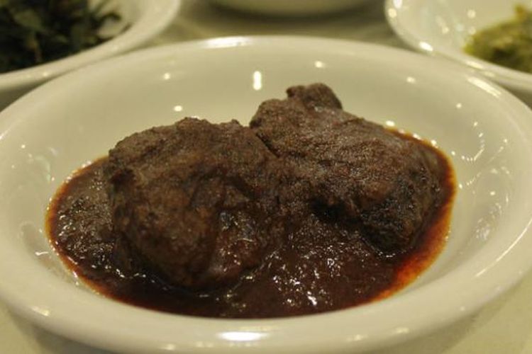 Rendang, makanan favorit di Restoran Padang.
 