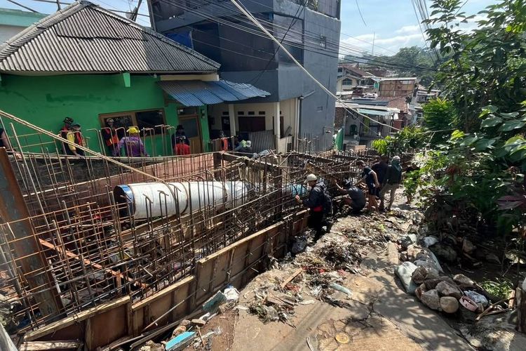 Tanggul Sungai Cikalintu Jebol, 36 Rumah di Bandung dan 114 Warga Terdampak