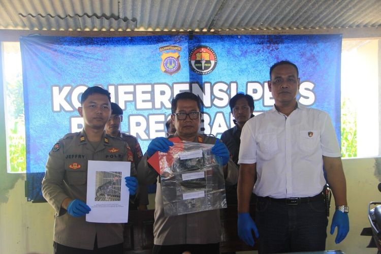 Polisi menunjukkan barang bukti kasus pencurian ayam di Sanden, Bantul.