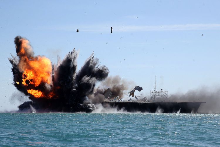 Garda Revolusi Iran menyerang kapal angkatan laut dalam latihan militer di Selat Hormuz, 25 Februari 2015. Ketegangan Amerika Serikat-Iran meningkat, seiring 10 kapal perang AS mengepung Iran pada akhir Januari 2026.