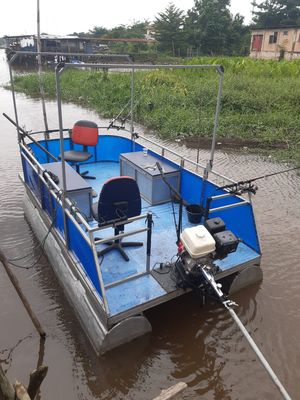 Perahu ponton (pontoon boat) Sumbara Boat berkapasitas sekitar 1,1 gross ton (GT) menggunakan mesin Honda GX 390- 13 Horse Power (HP) sistem longtail shaft.