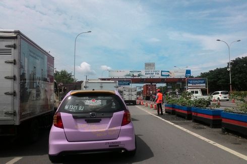 E-Toll Diberlakukan, Antrean Kendaraan di Pintu Tol Makassar Capai 1 Km