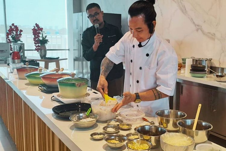 Chef Eddy Siswanto mendemokan cara memasak tekwan yang sedap nan umami dalam acara Private Lunch and Cooking Demo Exclusive yang digelar Ecohome Indonesia. Bagi Chef Eddy, kunci utama hidangan tekwan adalah ikan tenggiri segar untuk menghasilkan tekwan yang nikmat.