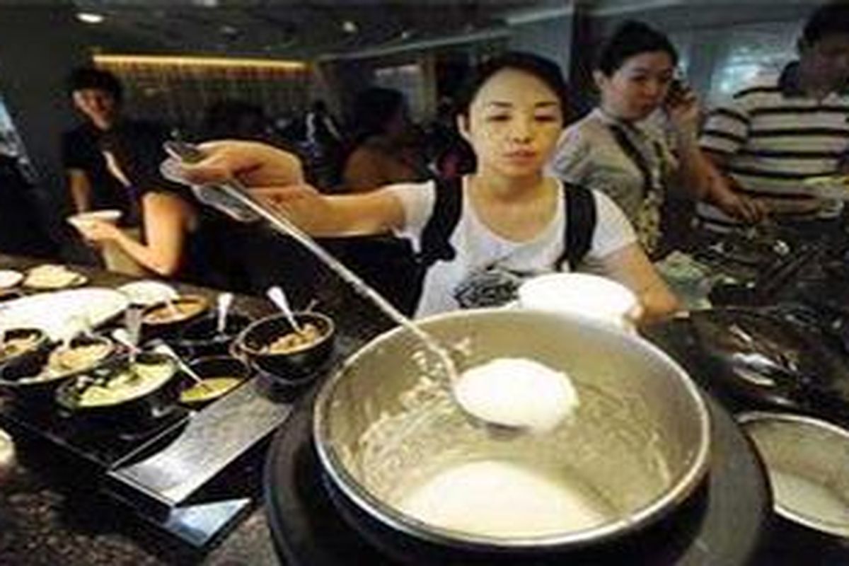 Bubur ayam menjadi salah satu makanan favorit masyarakat yang bisa didapatkan di kaki lima hingga hotel bintang lima. Salah satu hotel bintang lima yang menyediakan menu bubur ayam adalah Hotel Mulia Jakarta, seperti terlihat pada Minggu (22/5).