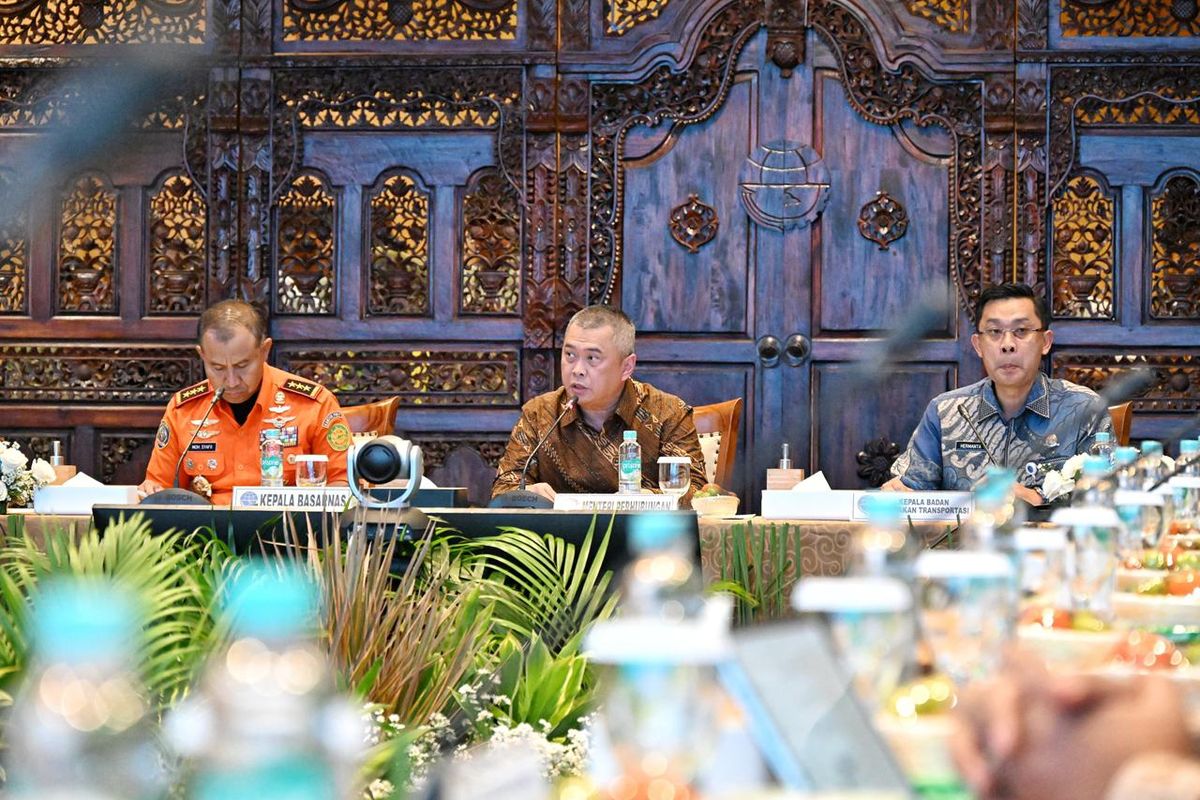 Menteri Perhubungan (Menhub) Dudy Purwagandhi dalam Rapat Koordinasi Persiapan Penyelenggaraan Angkutan Nataru 2025/2026 di Kantor Kementerian Perhubungan (Kemenhub), Jakarta, Jumat (5/12/2025).