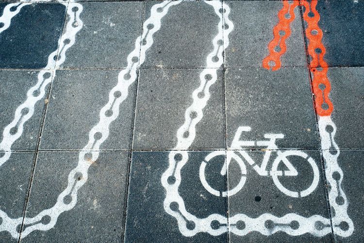 Bagian pertama digunakan sebagai tempat parkir sepeda yang digambar dengan markah jalan dengan bentuk unik