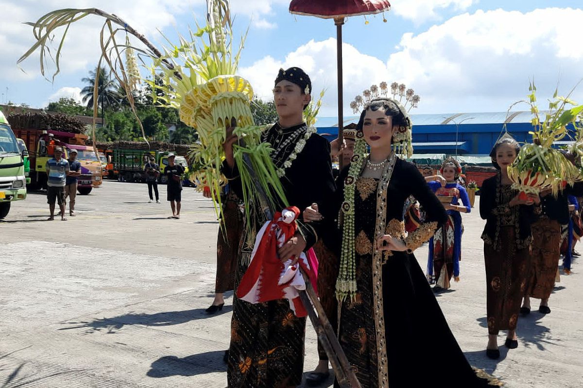 Prosesi manten tebu di area pabrik gula PT RMI di Desa Rejoso, Kecamatan Binangun, Kabupaten Blitar, Senin (15/5/2023) menandai dimulainya musim giling tebu tahun 2023.