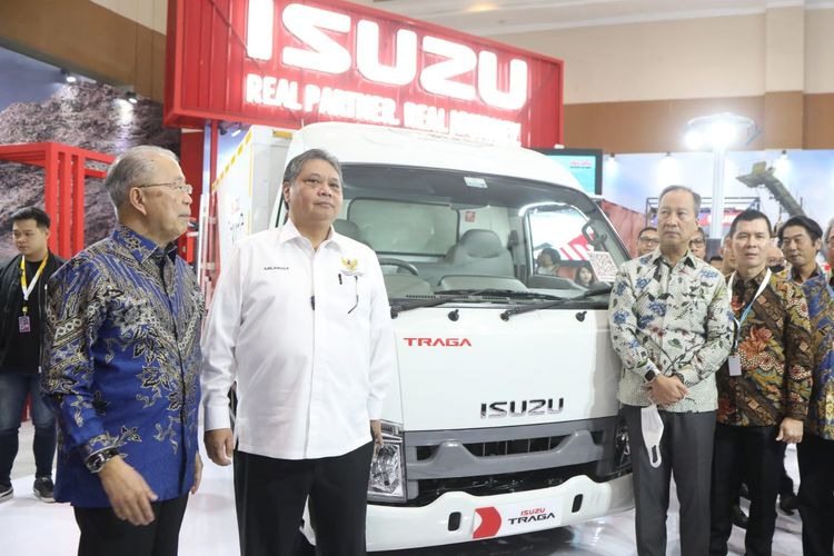 Menteri Koordinator Bidang Perekonomian Airlangga Hartarto bersama Menteri Perindustrian Gumiwang Kartasasmita, didampingi President Director of PT Isuzu Astra Motor Indonesia (IAMI) Jap Ernando Demily Ketua Umum Gabungan Industri Kendaraan Bermotor Indonesia (GAIKINDO) Yohannes Nangoi di Jakarta Auto Week (JAW) 2023.