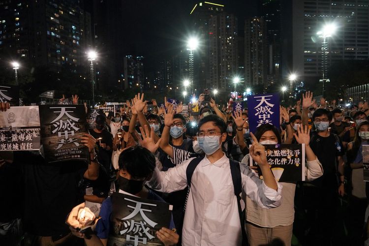 Orang-orang berkumpul untuk memperingati tragedi Tiananmen 1989 pada 4 Juni 2020. Puluhan ribu orang di Hong Kong juga ikut memperingatinya dengan menyalakan lilin dan menyuarakan slogan demokrasi.