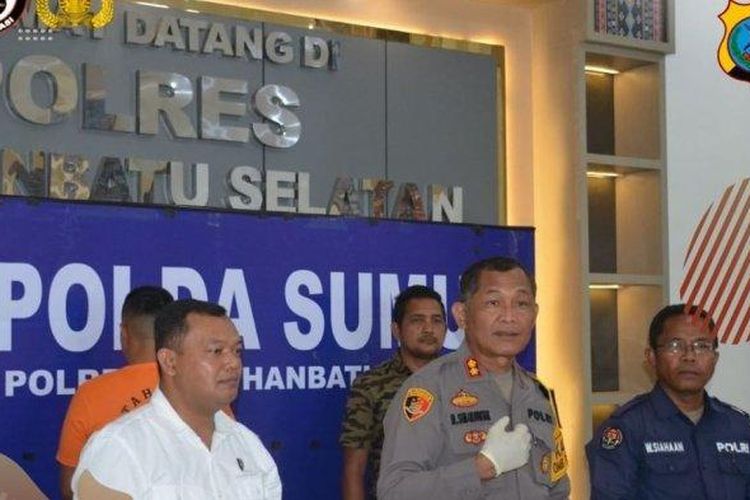 Kapolres Labuhanbatu Selatan, AKBP Maringan Simanjuntak saat memaparkan anak jebloskan ibu kandung ke rumah sakit jiwa diduga karena warisan.   