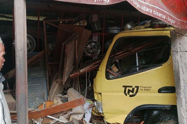 Kecelakaan beruntun di Jalan Raya Puncak Bogor, Selasa (23/1/2024). 
