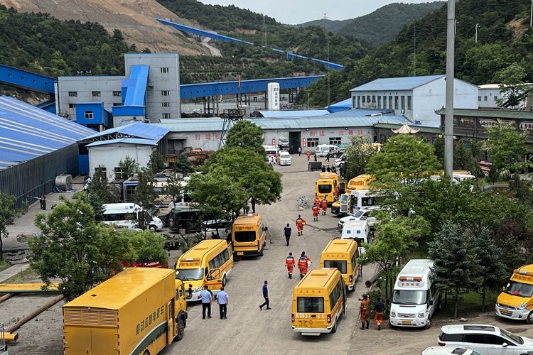 Tim penyelamat dan petugas darurat mendatangi tambang batu bara Liushenyu, lokasi ledakan yang menewaskan sedikitnya 90 orang di Changzhi, Provinsi Shanxi, China, 23 Mei 2026.