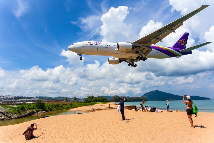Wisatawan dilarang berselfie di pantai sekitar Bandara Phuket.