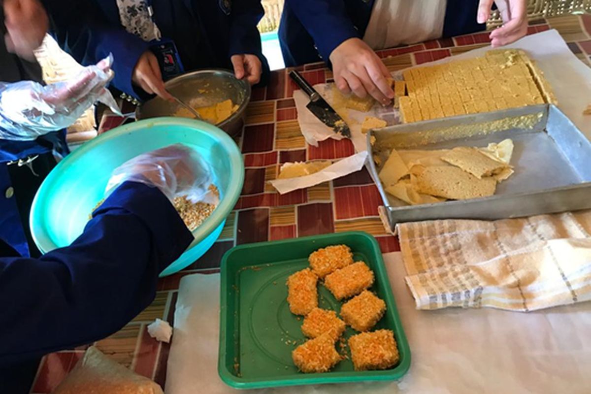 Mahasiswa KKN Universitas Negeri Yogyakarta (UNY) mempraktikkan cara membuat nugget tempe.