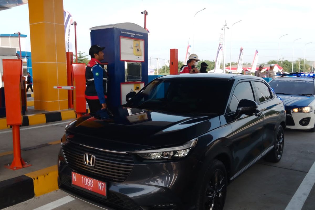 Suasana pembukaan fungsional perdana pintu tol Gending. Tol Gending hingga Probolinggo Timur gratis selama setengah bulan. 