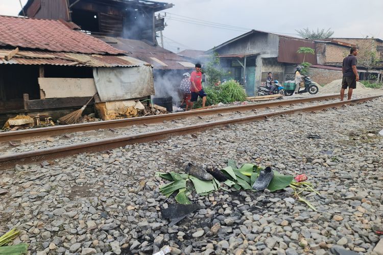 Driver Ojol Tewas Tertabrak Kereta di Medan, Penumpang Selamat